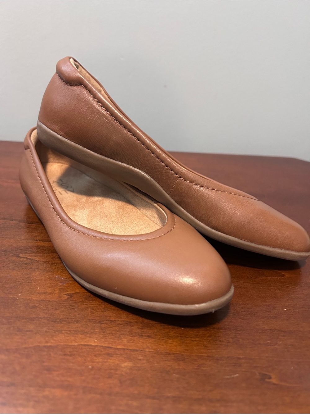 Naturalizer Vivienne light brown leather ballet flat none slip sole  slip on 5.5